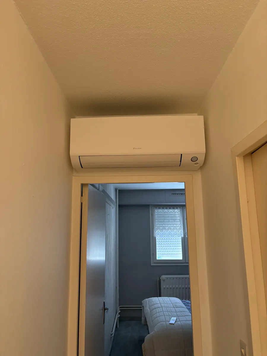 Deuxième split mural Daikin Perfera au-dessus de la porte du couloir desservant les chambres