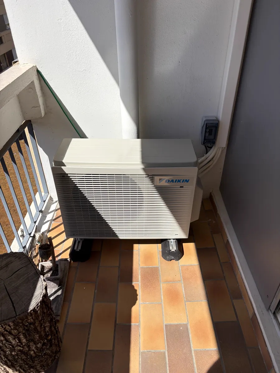 Unité extérieure Daikin bi-split R32 installée sur le balcon, à Chalon-sur-Saône