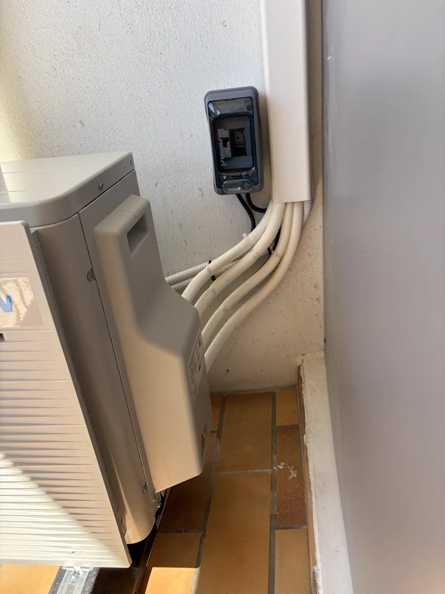 Raccordement de l'unité extérieure en goulotte, avec coffret de protection électrique dédié