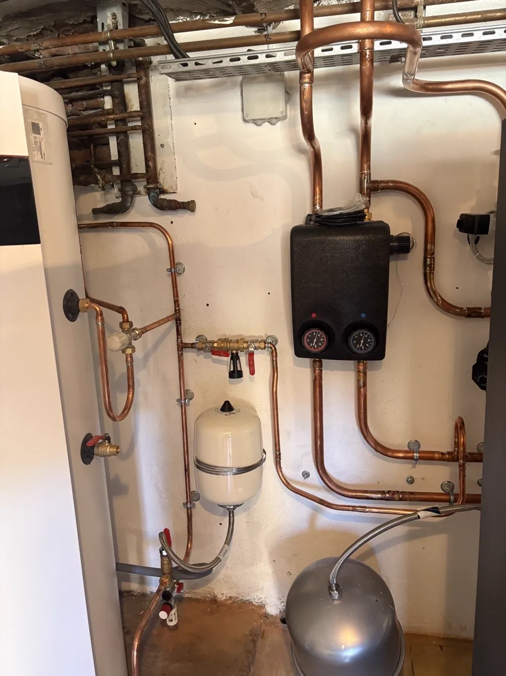 Réseau hydraulique en cuivre neuf, module avec manomètres, circulateur et vanne motorisée